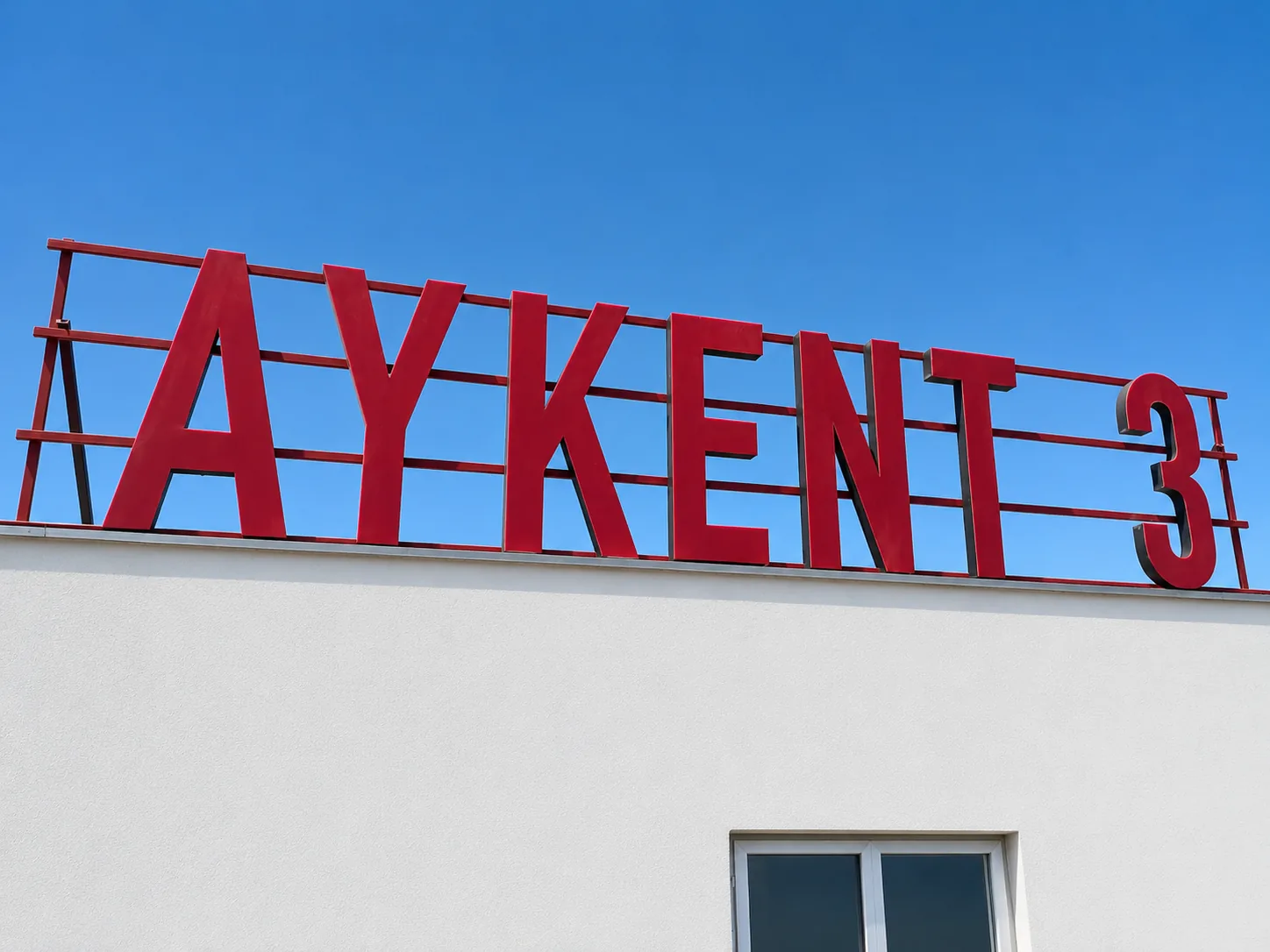 Büyük ölçülü çatı harf tabela uygulaması