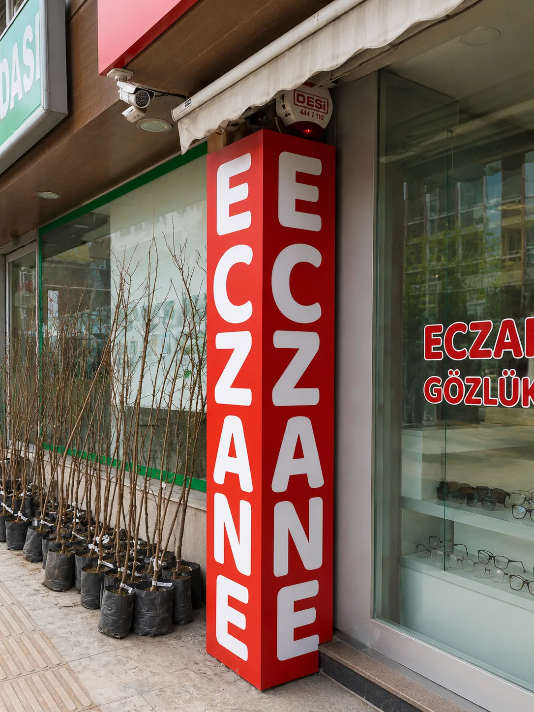 Dikey ve çift yüzeyli eczane yönlendirme tabelası