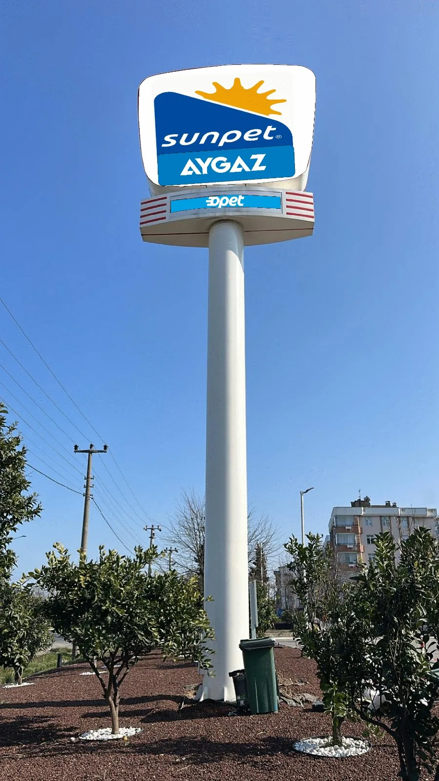 Yüksek direkli kurumsal totem tabela uygulaması